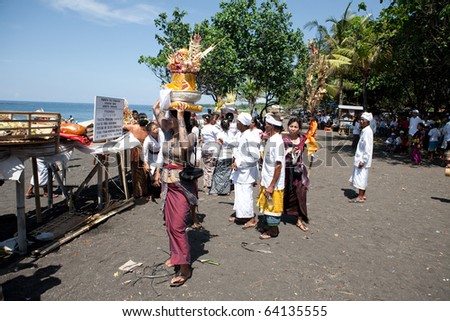 GOA LAWAH, BALI - 17 SEPT: Villagers and devotees walking to the beach to give offerings to the spirits of the sea at  Kalungkung, Bali, Indonesia on 17th Sept 2010.