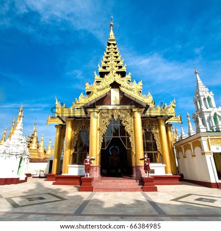 Sluneční chrám Stock-photo-beautiful-gold-temple-pavilion-encircling-the-main-pagoda-of-shwedagon-yangon-myanmar-th-66384985