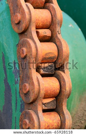 Heavy idustrial chain and sprocket on a lumber moving machine