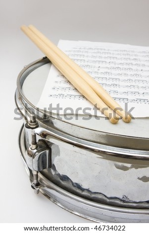 snare drum with sticks and notes