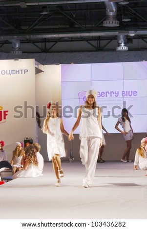 MOSCOW - SEPTEMBER 29: Unidentified models show an exclusive American brand clothing BERRY BLUE Collection Premiere Moscow children at the International Fashion on September 29, 2011 in Moscow