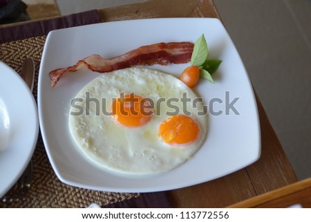 Breakfast width fried eggs and bacon
