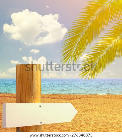 Paradise beach with empty wooden sign - Vacation concept