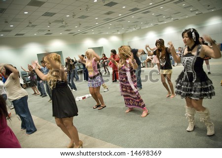 ¿Qué tipo de música escuchas? - Página 4 Stock-photo-anime-expo-los-angeles-convention-center-july-th-anime-fans-at-a-workshop-to-learn-14698369