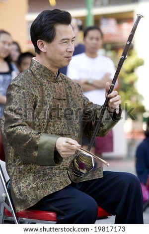LOS ANGELES CHINATOWN, CA - SEPTEMBER 14:  Chinese musician plays the tradtional Chinese fiddle, the Erhu, at the 2008 Moon Festival.