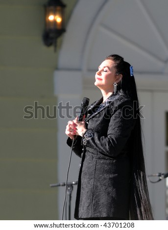 OCALA, FL - JANUARY 2: Country music star Crystal Gayle performs on stage at Silver Springs on January 2, 2010 in Ocala, Florida.