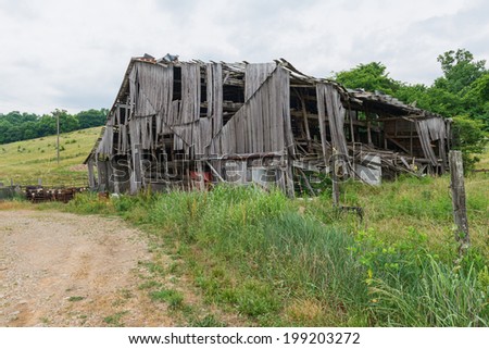 Barn in an advanced state of collapse, Springfield, Kentucky