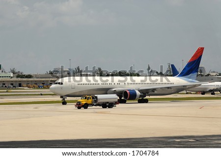 Commercial jet on taxiway, Fort Lauderdate International Airport