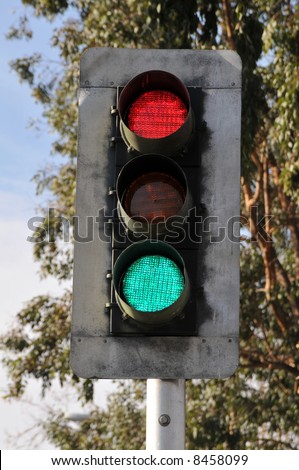 Traffic light on pole: red and green