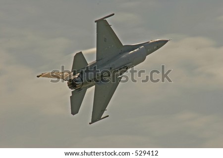 F-16 starts a high speed turn