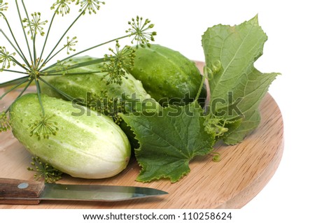C??ucumbers on a kitchen chopping board