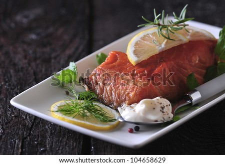 Smoked salmon with lemon and white sauce