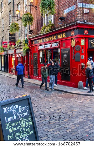 Dublin, Ireland - Nov 11: Street Scene In Dublin, Ireland On November 11, 2013. Temple Bar Historic District Is Known As Dublins Cultural Quarter With Lively Nightlife.