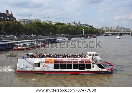 LONDON – SEPTEMBER 24: A City Cruises tour boat sails on the Thames River on September 24, 2011 in London, England. Thames is the longest river in England with 346 km long.