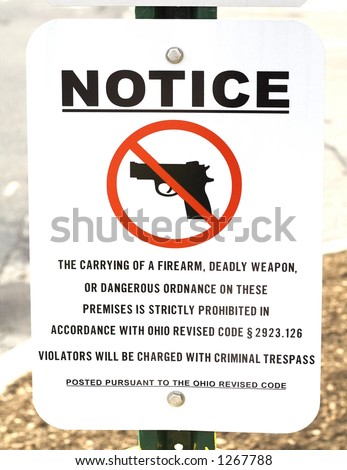 Warning sign that guns, firearms, are not allowed.