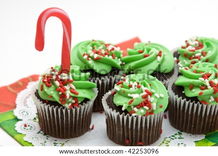 اروع تشكيلة لمحبي الكاب كيك Stock-photo-christmas-cupcakes-topped-with-frosting-sprinkles-and-candy-cane-42253096