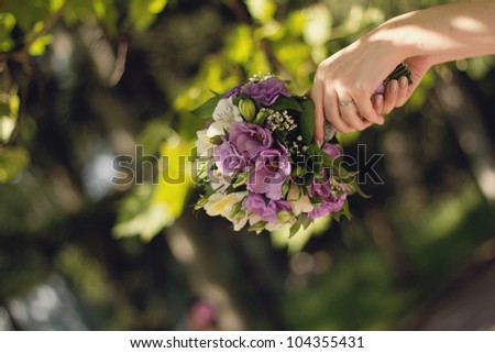 the bride holds a bouquet in his hand