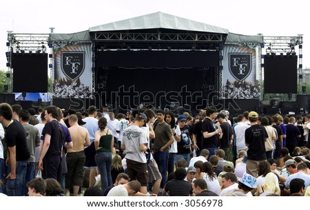 Crowd is gathering at London Hyde park for the Foo Fighters concert