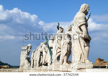 Apostle statues on the roof of St. Peter\'s basilica