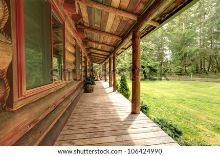 Log Cabin Rustin Old Porch With Chairs. 商业图