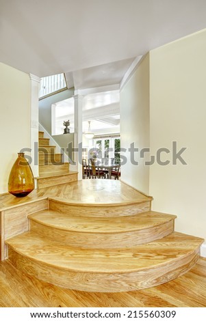 Walk-through with round steps in light brown color. Light ivory walls
