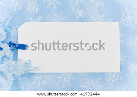 A blank gift tag on a blue snowflake background, blank gift tag
