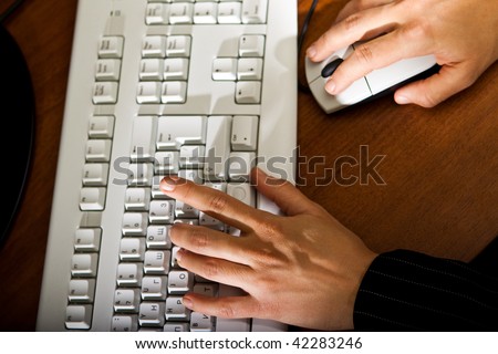 women\'s hands to print text on the keyboard