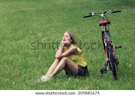 beautiful young girl and  bike. Outdoor lifestyle portrait
