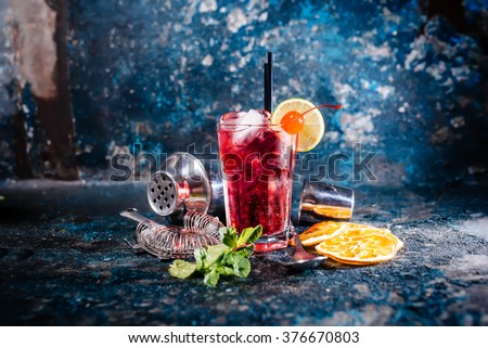 alcoholic cocktail with lime and mint garnish