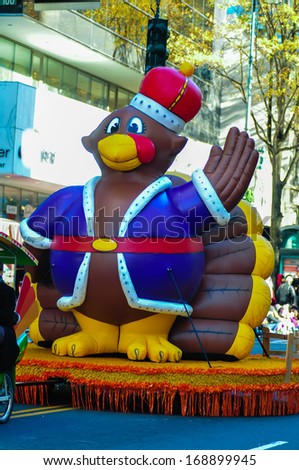 infalable thanksgiving turkey waving to crowd at a thanksgiving parade of charlotte nc