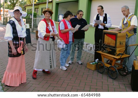 VIENNA, AUSTRIA - SEPTEMBER 2: unidentified musicians with their barrel organ (hurdy gurdy)  in the yearly meeting for organ grinders in the Bohemian Prater on September 02, 2006 in Vienna, Austria
