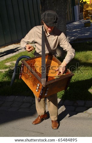 VIENNA, AUSTRIA - SEPTEMBER 2: unidentified musician with his hand barrel organ (hurdy gurdy)  in the yearly meeting for organ grinders in the Bohemian Prater on September 02, 2006 in Vienna, Austria