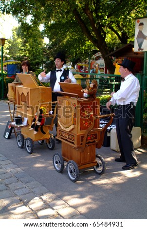 VIENNA, AUSTRIA - SEPTEMBER 2: unidentified musicians with their barrel organ (hurdy gurdy)  in the yearly meeting for organ grinders in the Bohemian Prater on September 02, 2006 in Vienna, Austria