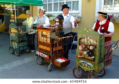 VIENNA, AUSTRIA - SEPTEMBER 2: unidentified musicians with their barrel organ (hurdy gurdy) in the yearly meeting for organ grinders in the Bohemian Prater on September 02, 2006 in Vienna