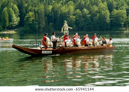 BAD AUSSEE, AUSTRIA - MAY 30: Unidentified people on decorated boat by the Festival of Narcissus on the Grundlsee (lake) on May 30, 2005 in Bad Aussee, Styria, Austria