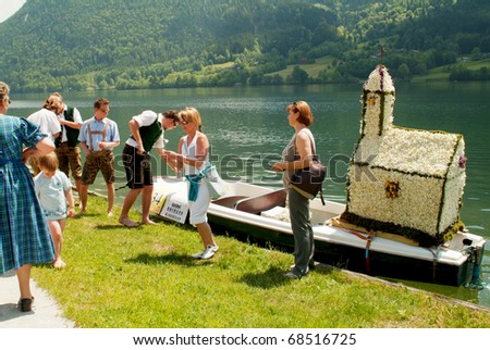 BAD AUSSEE, AUSTRIA - MAY 30: Unidentified people with flower-decorated sculpture by Festival of Narcissus on the Grundlsee(Lake) on May 30, 2005 in Bad Aussee in Styria, Austria