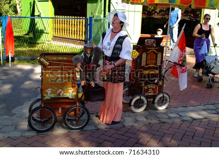 VIENNA, AUSTRIA - SEPTEMBER 02: unidentified woman with her barrel organ singing in the yearly meeting for organ grinders in the Bohemian Prater on September 02, 2006 in Vienna, Austria