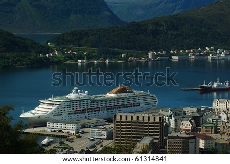 AALESUND, NORWAY - JULY 2: The Oceana, a big cruise ship on July 2, 2008 in the harbour of Aalesund, Norway. The Oceana is categorized as a mid-sized family-friendly ship by the owner P&O Cruises.