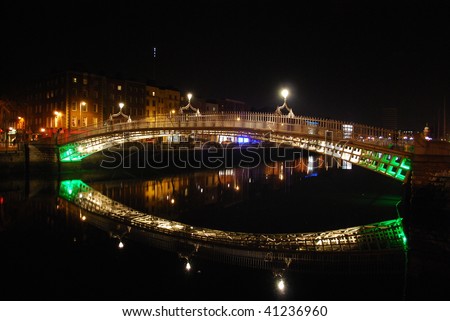 Ha\'penny bridge in Dublin, Ireland, reflection in the water