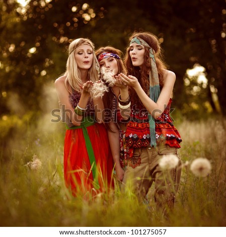 Beautiful Girls Of Hippie In The Field