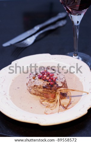 Beef fillet with pink pepper and cream