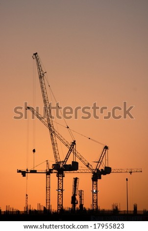 Construction work goes on into the night (Dubai)