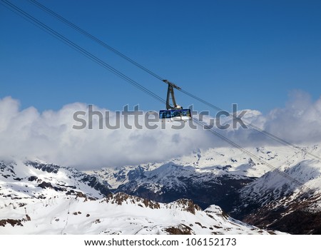 Cableway to transport large numbers of people high in mountains