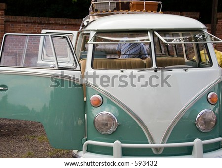 Packing a vintage volkswagen with a lot of baggage on the roof - Car doors open
