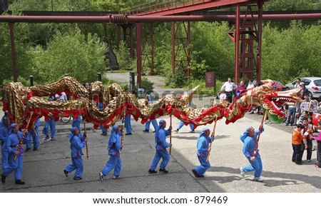 dragon-dance - performers running in a circle