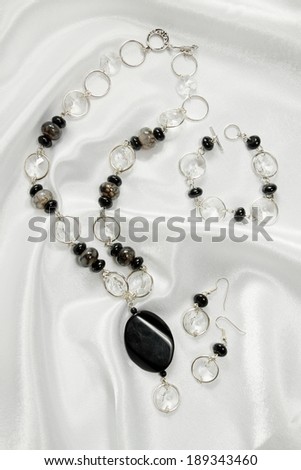 Necklace, earrings and bracelet of Agate and rock crystal