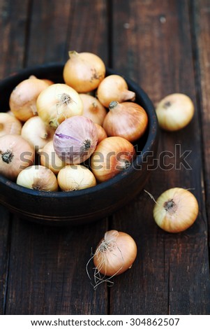 small onion in an old bowl