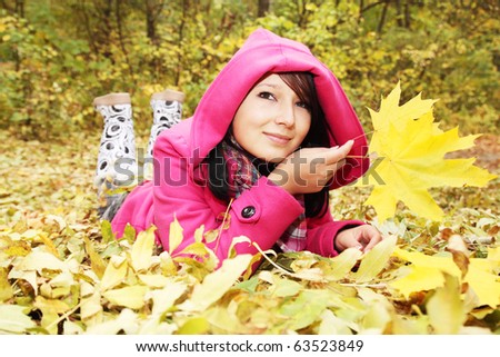 girl at the hood lies on the yellow the foliage