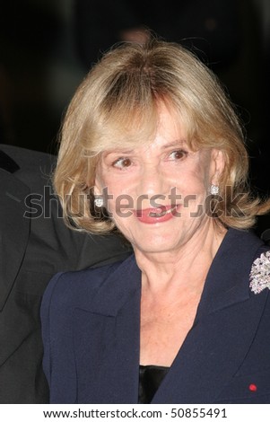CANNES, FRANCE - MAY 16: Actress Jeanne Moreau attends a premiere the film \'Le Temps Qui Reste\' at the Palais during the 58th International Cannes Film Festival May 16, 2005 in Cannes, France