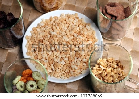 a mix of breakfast cereals